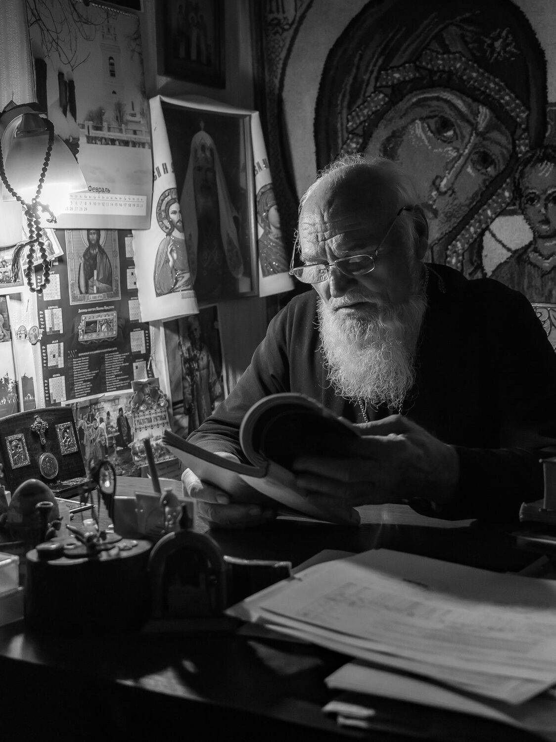 священник, уединение, иконы, календарь, чтение, служение, Юрий Морозов