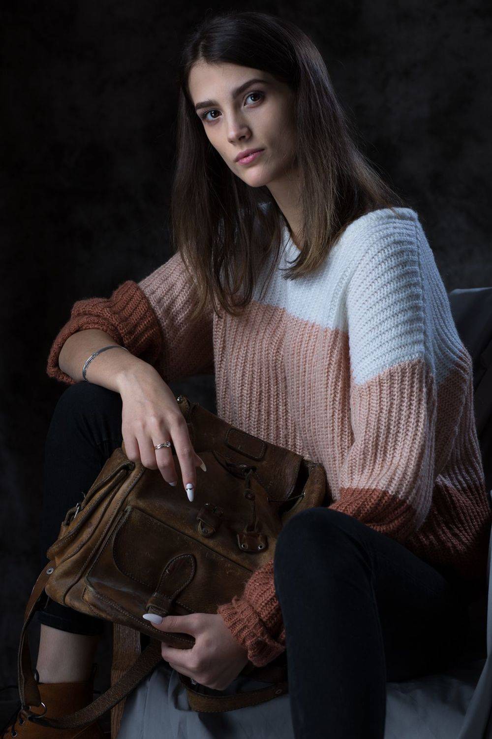 девушка, модель, свитер, сумка, ботинки, путешествие, стиль, красивая. студия, Игорь Парсаданов