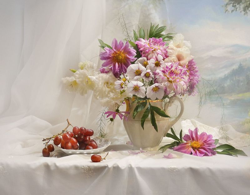 still life, натюрморт, цветы, фото натюрморт, лето, август, настроение, георгины, гладиолусы, космея, виноград Есть в тихом августе, мечтательном и кротком... фото превью