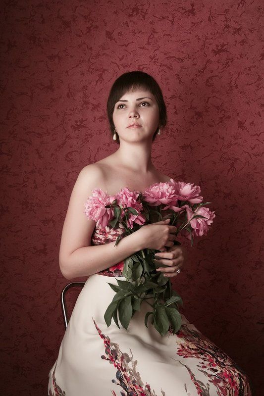 пионы, портрет, девушка Наташа с пионами фото превью