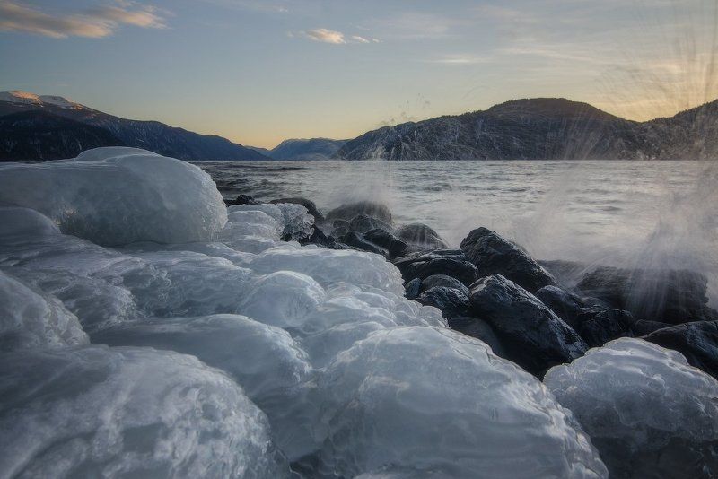 алтай, Алтайский заповедник, Телецкое озеро Льды и волны Телецкого озера. фото превью