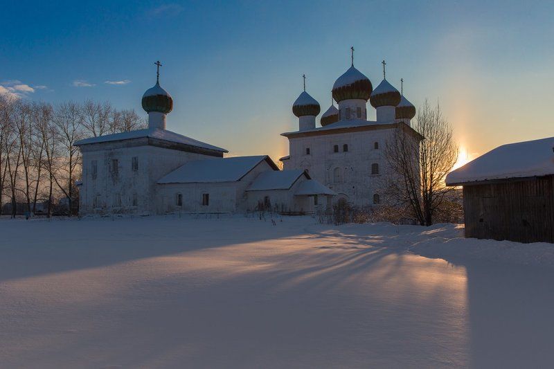 зима, каргополь, луч, снег, солнце, старая торговая площадь, тени, храм, церковь благовещенья, церковь свт.николая чудотворца Пред Рождеством фото превью