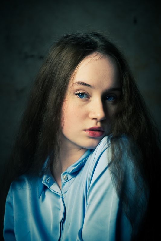 портрет, глаза, юность В голубом фото превью