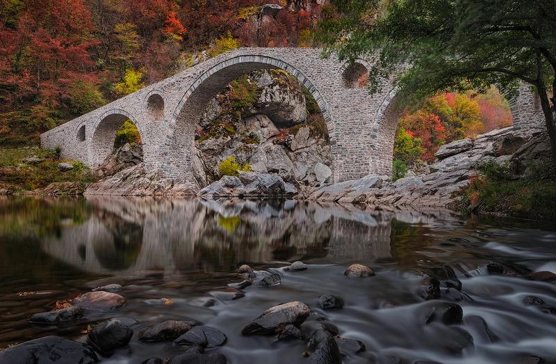 горы, вечер, озеро, река, болгария, осень, деревья, листва, цвета, мост, камни, пестрый, autumn, fall, colors, colours, bulgaria, bridge, forest, trees, river, lake И еще немного осени / Autumn фото превью