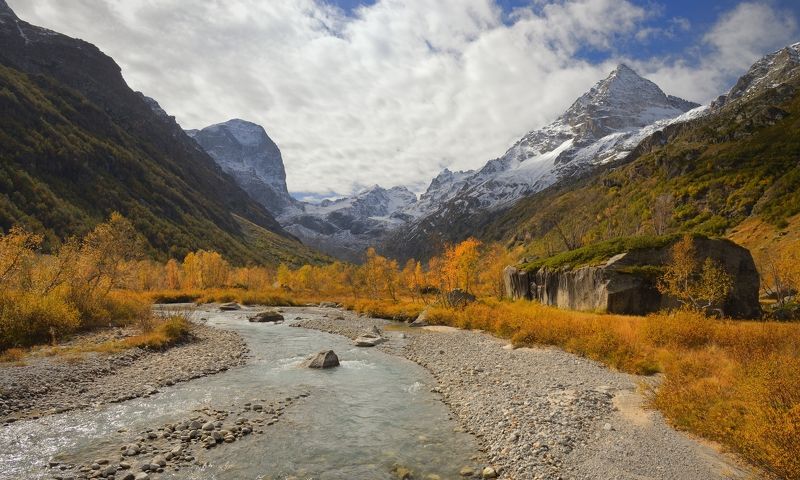У большого камня фото превью
