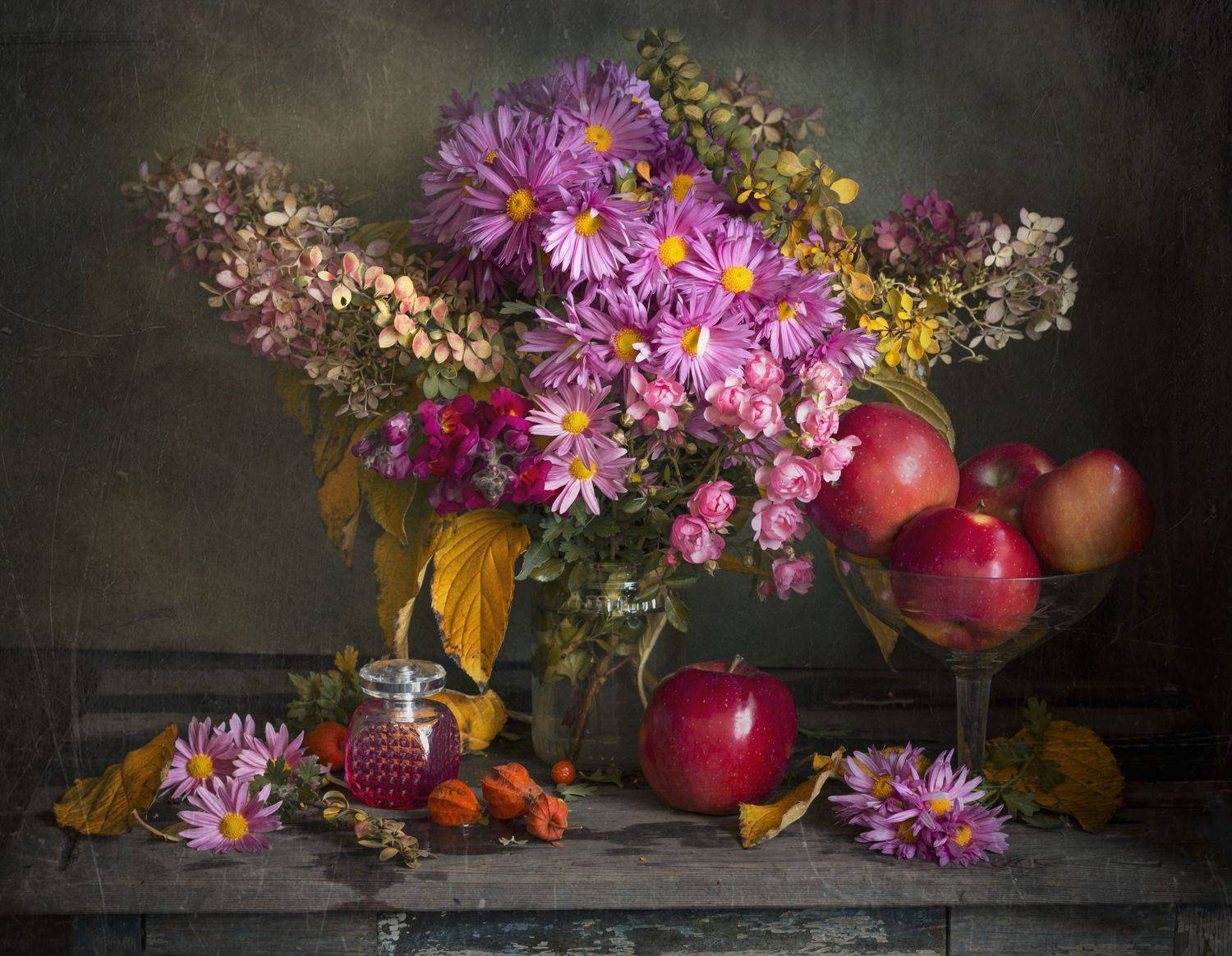 хризантемы, натюрморт, гортензия, яблоки, ваза, духи, Зимина Лионелла