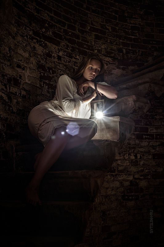 девушка, ночнушка, сорочка, башня, фонарь, лампа, грусть, лестница, замок,   фото превью