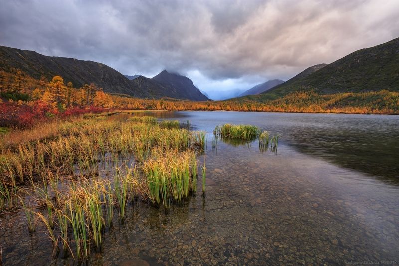 2018, россия, магаданская область, колыма, осень, сентябрь, озеро, вода, деревья, горы, краски, трава, отражение Осень на Невидимке фото превью