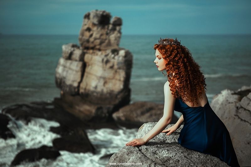 sea, ocean, waves, blue, princess, queen, crown, rocks, mood, ginger, red head, woman, wind, feel, lonely, Assol, red wings The Sea фото превью