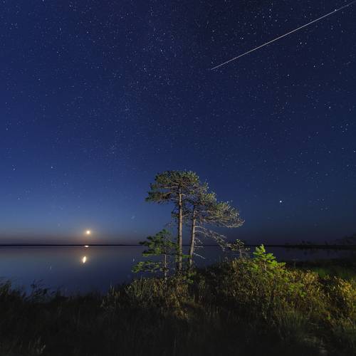 Ночь, звёзды, Луна и метеор