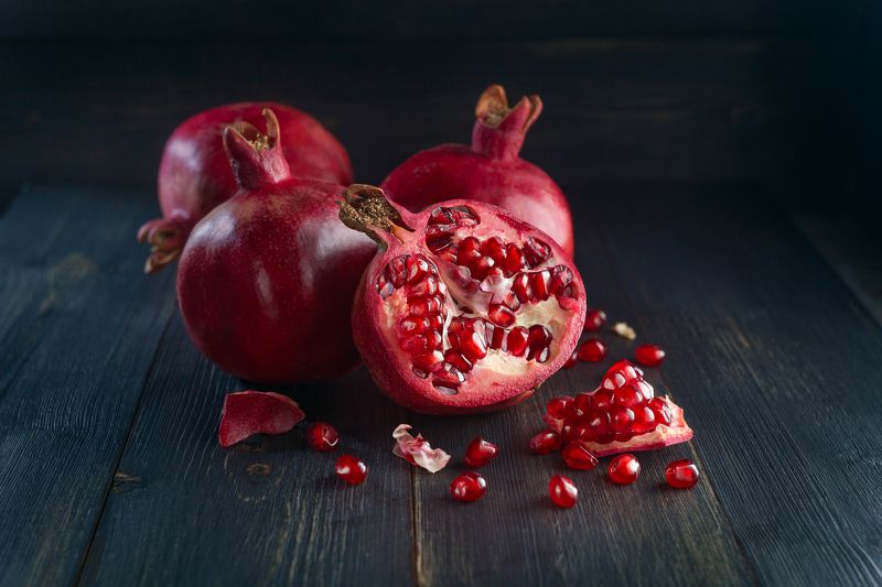 Гранаты на столе... фото превью