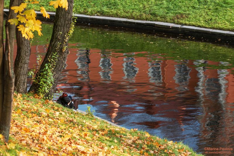 город, санкт-петербург, александро - невская лавра, река монастырка, отражения на воде, стрит фото, streetphoto, уличная фотография, nikon Всё побеждает любовь. Александро-Невская Лавра. фото превью