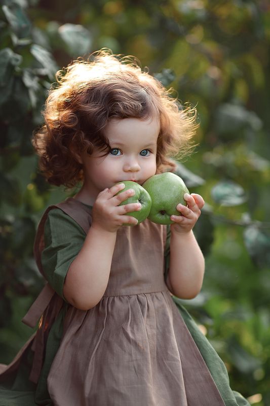 детский портрет, дети, семейная съемка, яблоки, лето, яблони, урожай  фото превью