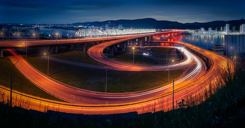 пейзаж, город, архитектура, мост, движение, дорога, траффик, ночь, вечер, панорама, николаевский, красноярск, енисей, река, свет, петля Николаевский мост фото превью