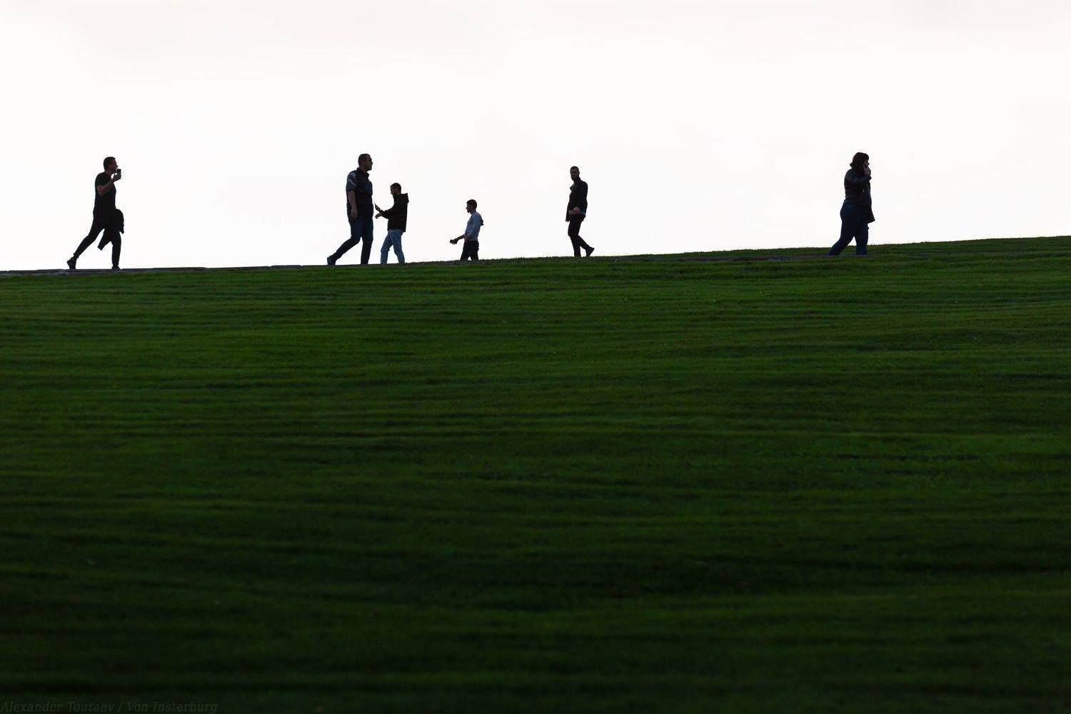 street, street photo, street photography, people, minimalism, grass, silhouette, люди, силуэт, стрит, минимализм, стрит фото, , Alexander Toutaev