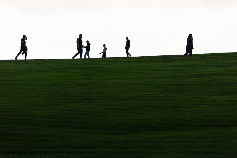 street, street photo, street photography, people, minimalism, grass, silhouette, люди, силуэт, стрит, минимализм, стрит фото,  *** фото превью