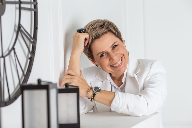 женщина, студия, фотосессия, улыбка,  фото превью