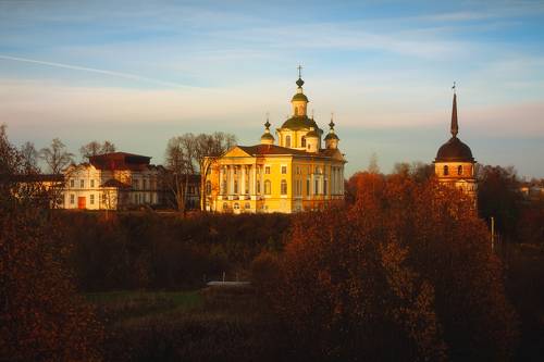 Когда последний красный луч скользнул по крышам и деревьям