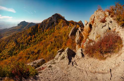Укрытые осенью скалы