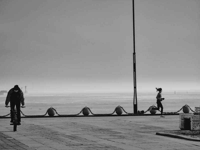 В разные стороны фото превью