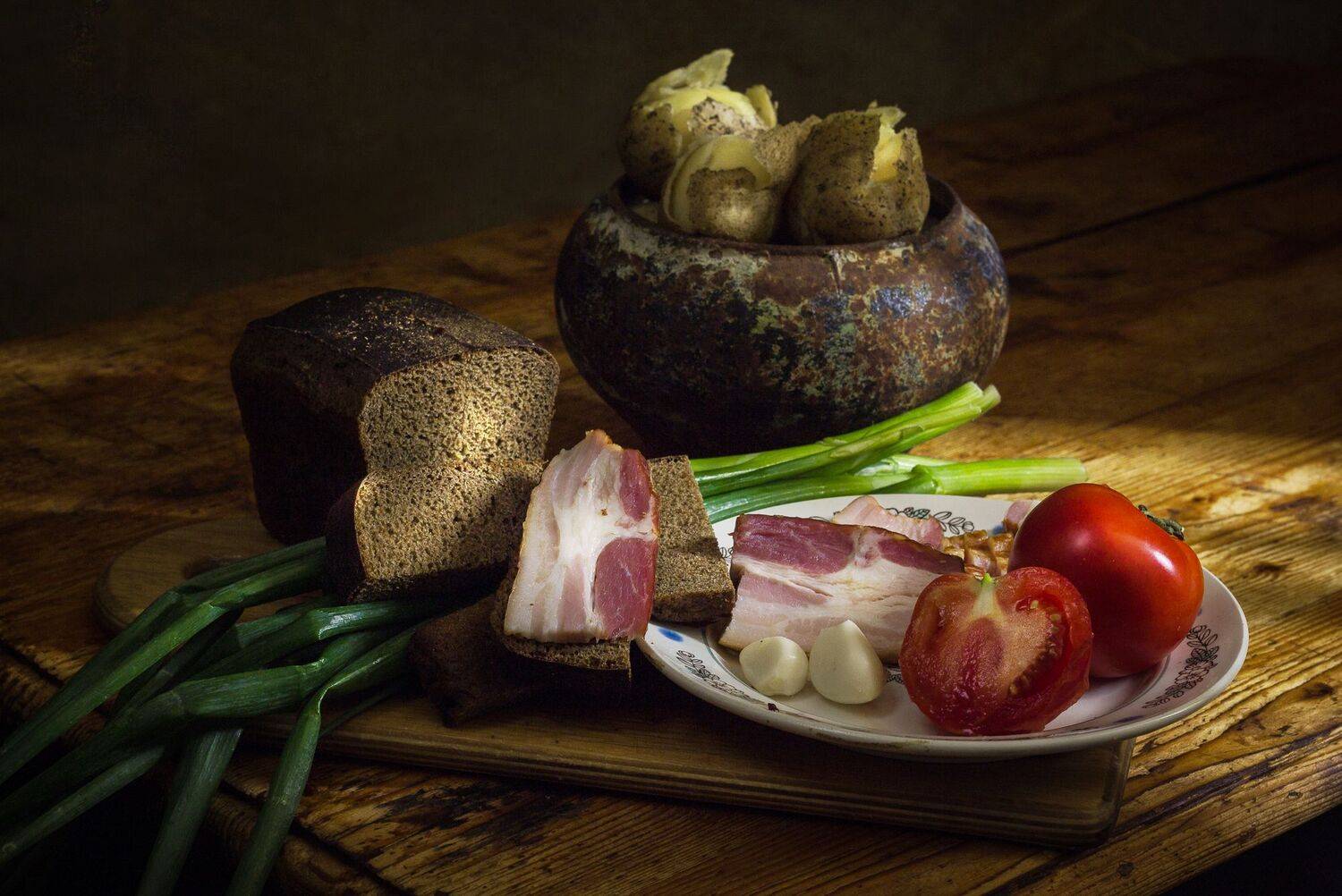 картошка, лук, хлеб, сало, чеснок, помидоры, чугунок, завтрак, Хвойнова Елена