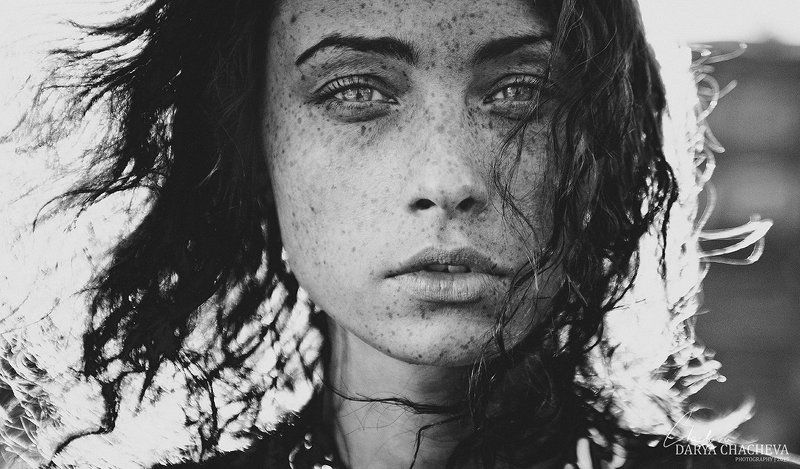 Alina, B&w, Beautiful girl, Contrast, Darya Chacheva, Freckles, Popular tags, Portrait Freckles are still sexual фото превью