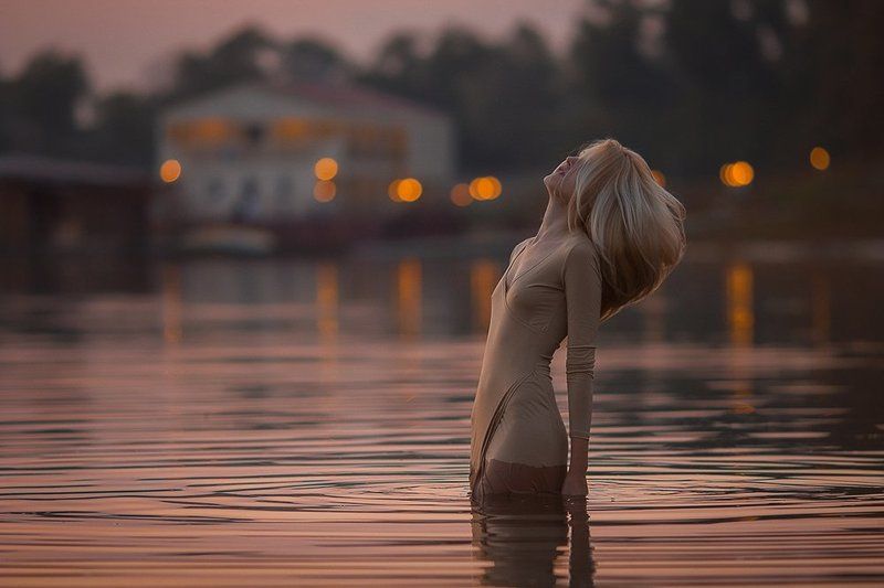 вечер, девушка, закат, река, у воды Воспоминание о лете фото превью