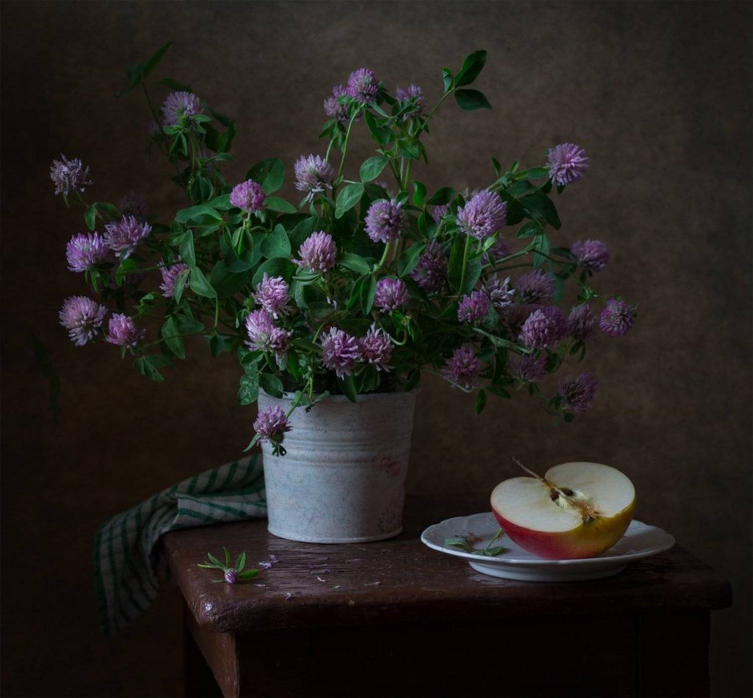 клевер, натюрморт, яблоко, Курочкина Диана