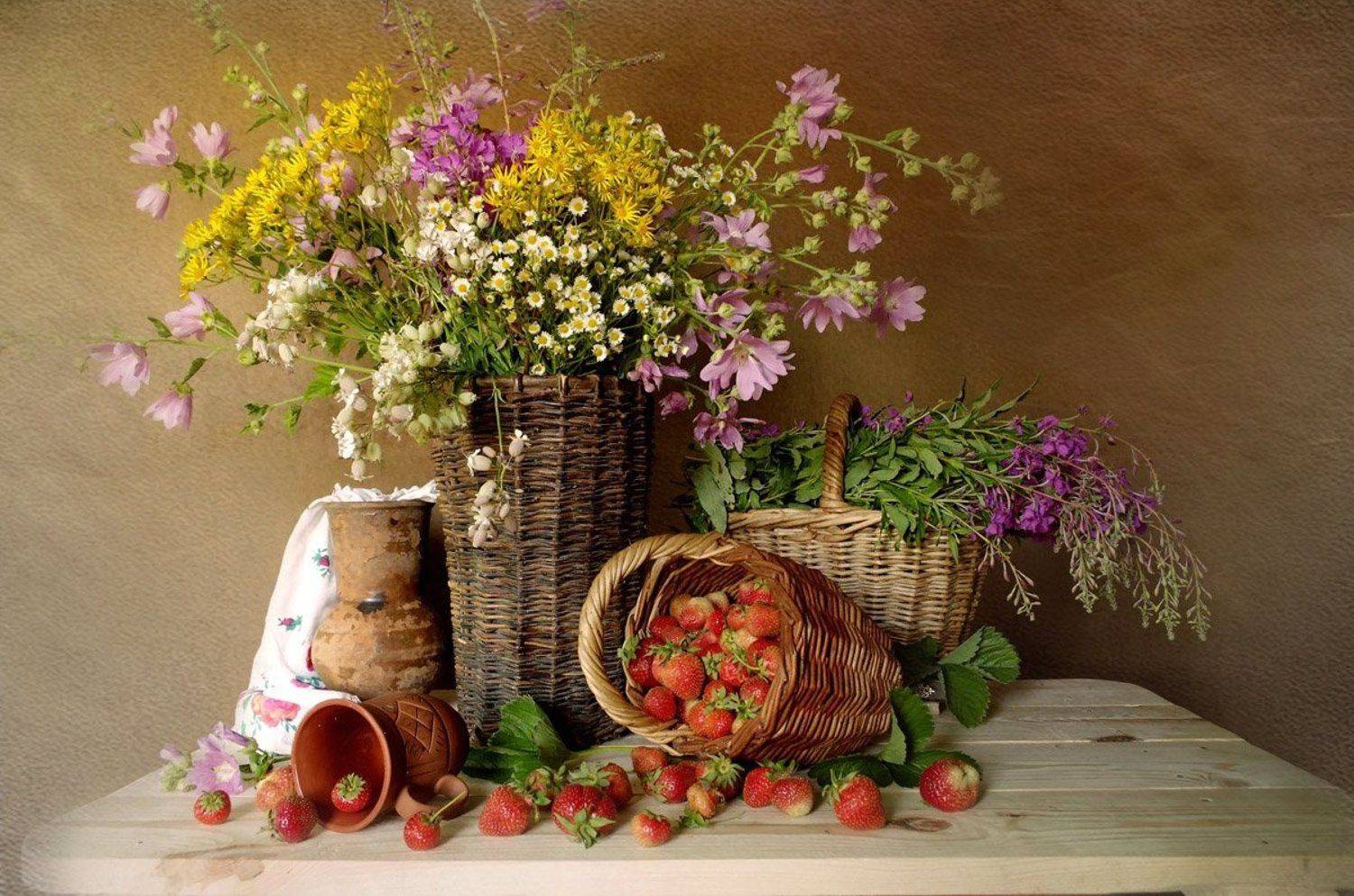 Букет полевых цветов, Живые цветы, Изделия из глины, Клубника в карзинке, Красивые цветы, Натюрморт, Плетеная корзина, Спелая клубника, Вера Павлухина