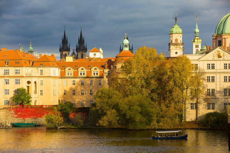 прага, чехия, влтава, европа, река, город, столица чехии, лодка, вечер, осень в праге, карлов мост Прага фото превью
