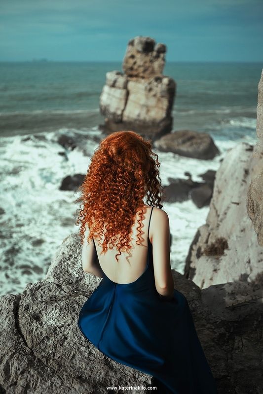 sea, ocean, waves, blue, princess, queen, crown, rocks, mood, ginger, red head, woman, wind, feel, lonely, Assol, red wings The Sea фото превью