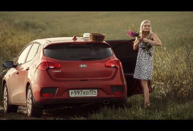 Девушка и цветы фото превью