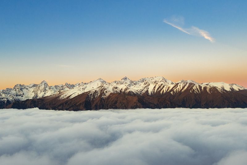 Кавказский хребет над облаками. фото превью