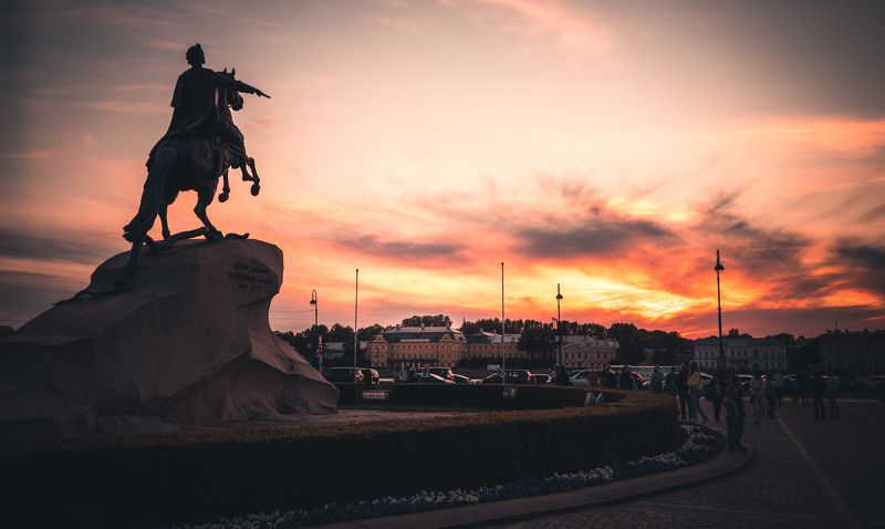 the horseman walking into the sunset фото превью