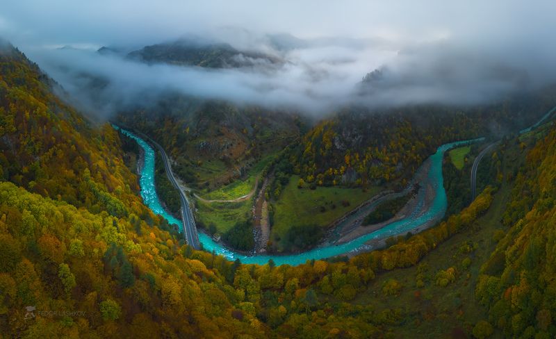 Северный Кавказ, горы, гора, путешествие, хребет, дорога, поляна, осень, осенний, река, речное, Кубань, долина, ущелье, лес, лесное, туман, дождливое, утро,   Река Кубань в горах фото превью