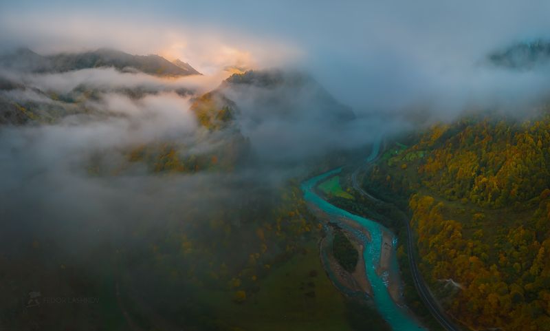 кавказ, кавказские горы, горы, гора, кубань, осень, осенний, рассвет, туман, туманный, облака, пасмурно, свет, река, речное, ущелье, долина, хребет, лес, лесное, дорога, путешествие, Пробуждение гор фото превью