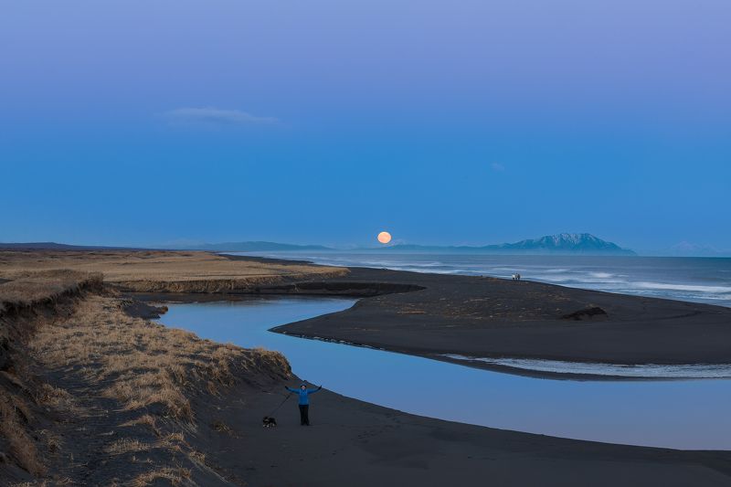 Восход полной луны над Халактырским пляжем. Камчатка. фото превью