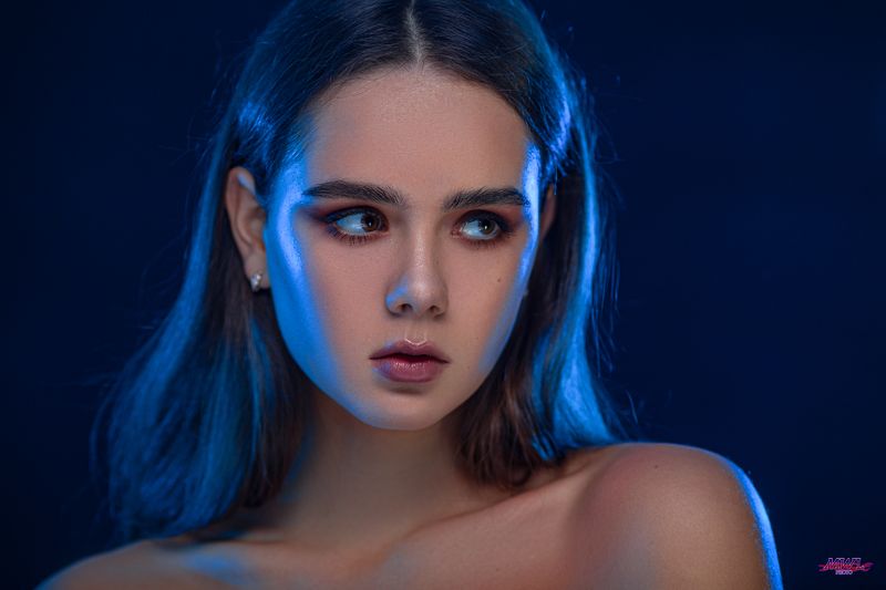Beautiful young woman фото превью