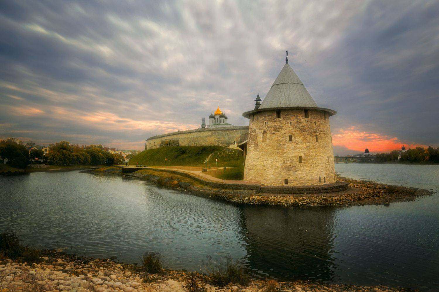 башня храм стена река закат, Вера Петри