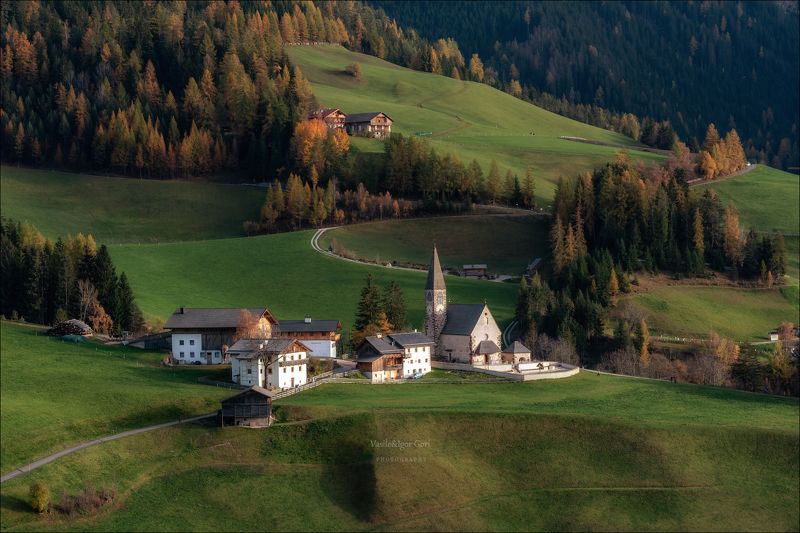 доломитовые альпы,santa maddalena,деревня,val di funes,осень,odle,италия,alps,ranui,san giovanni,церквушка,hills Альпийский лубок фото превью