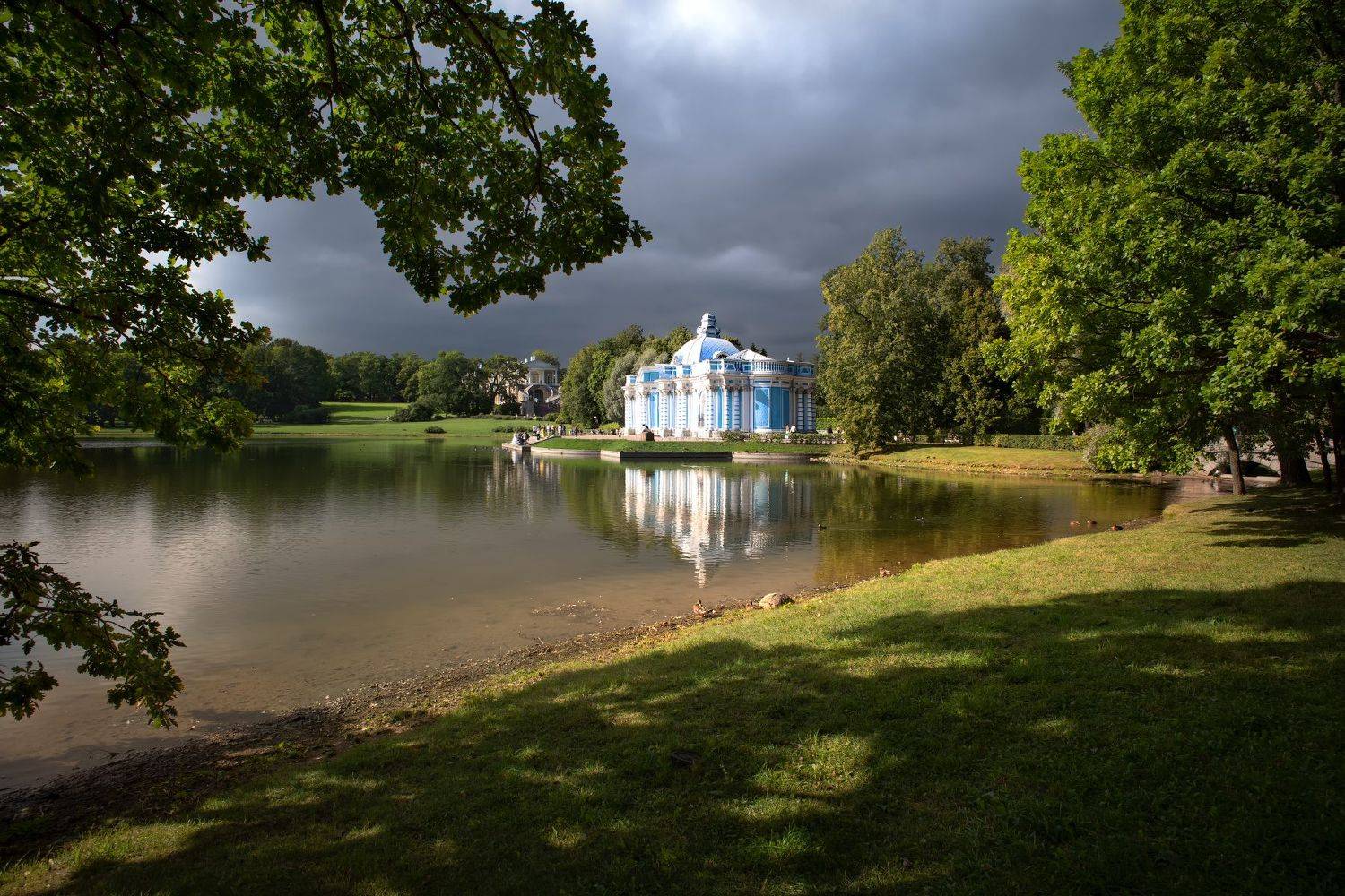 парк, дворец, грод, пруд, берег, деревья, небо, тучи, свет, Виталий Полуэктов