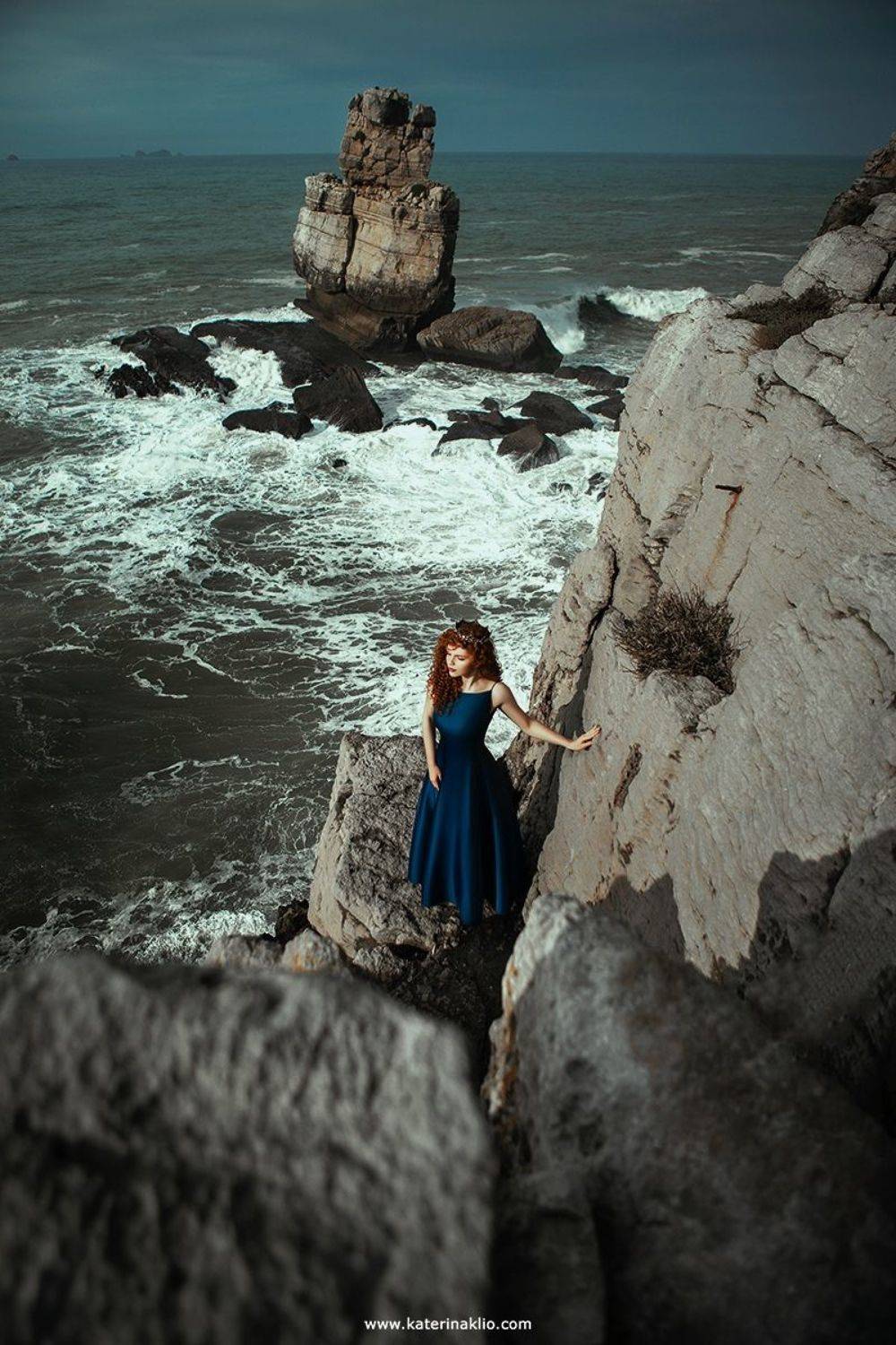 sea, ocean, waves, blue, princess, queen, crown, rocks, mood, ginger, red head, woman, wind, feel, lonely, Assol, red wings, Катерина Клио