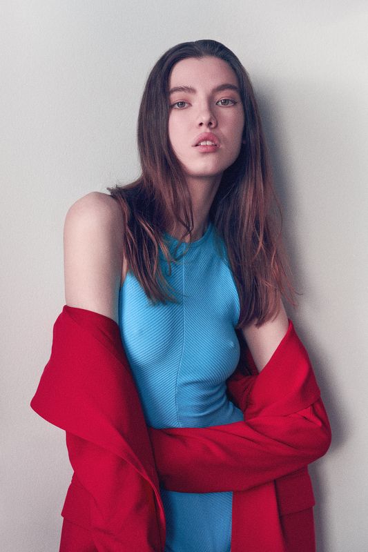 girl, woman, color, face, nice, model, beautiful, red, blue, at home, natural light, wall, white wall Angelina фото превью