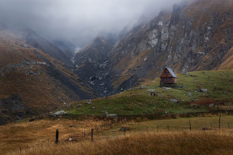 Gloomy house фото превью