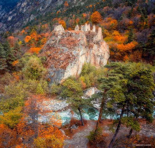 Сторожевые башни среди осени | Watchtowers in autumn