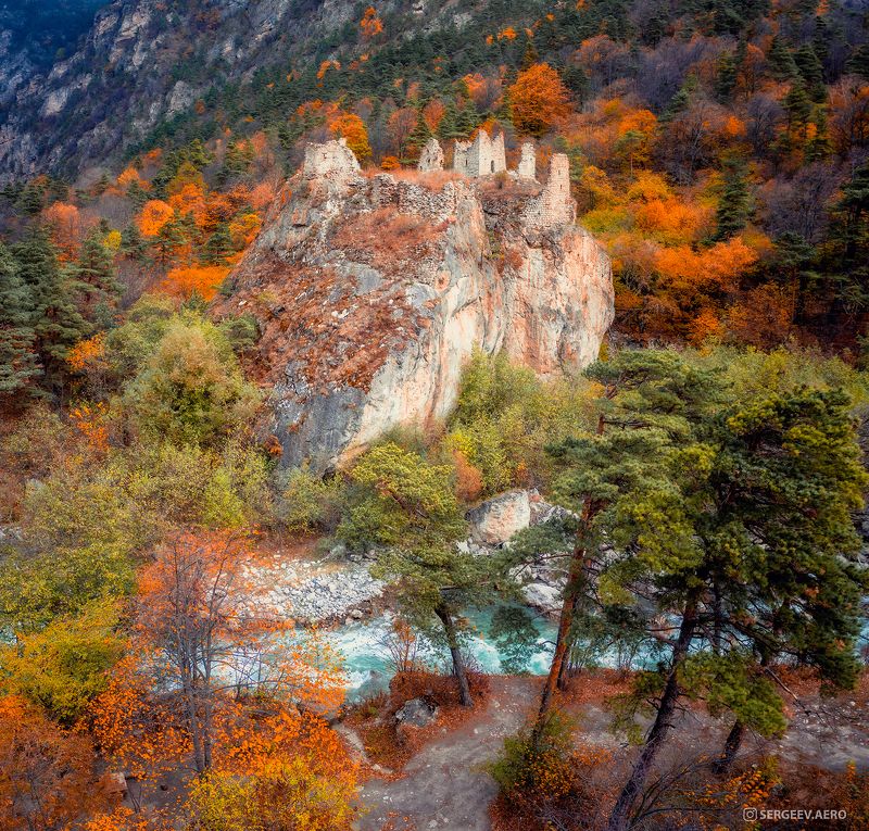 ингушетия, кавказ, природа, осень, горы, квадрокоптер, деревья, северный кавказ, россия, юг, пейзаж, башни, ingushetia, caucasus, drone, nature, autumn, mountains, copter, trees, north caucasus, watchtowers, russia, south, aerial, landscape, towers Сторожевые башни среди осени | Watchtowers in autumn фото превью
