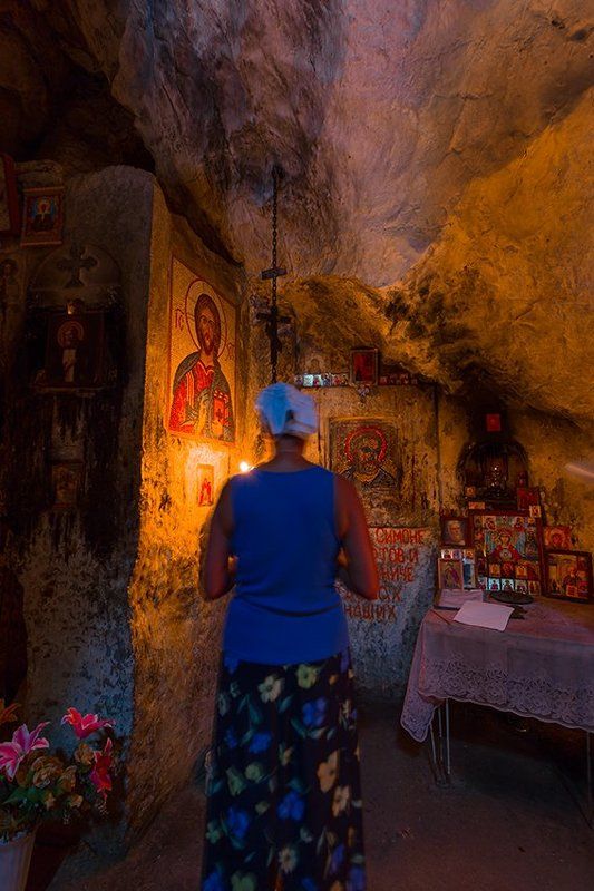 Молитва в пещерном храме фото превью