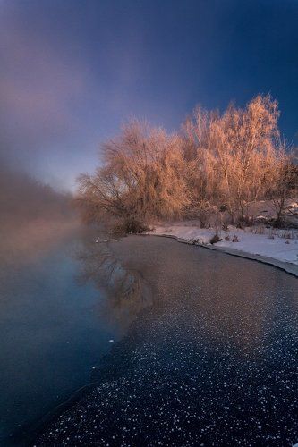 Бисером белым, речкой туманной, день мой начался холодной зимой...