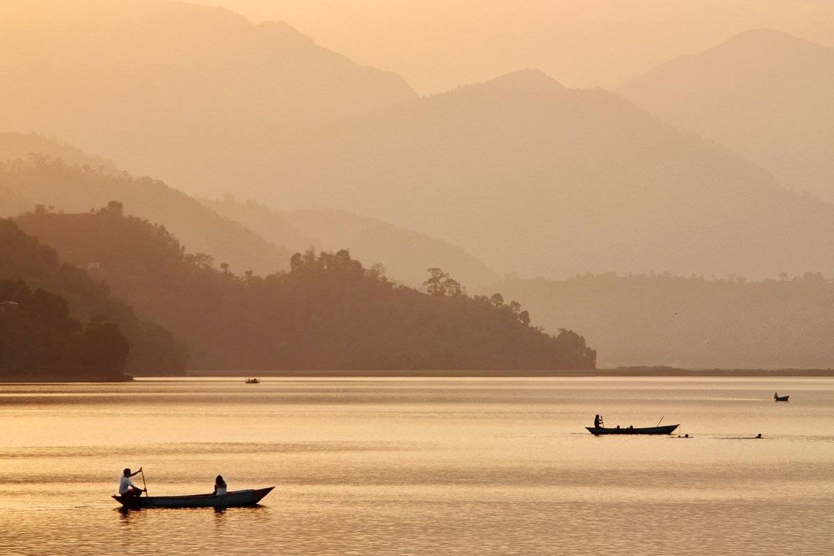 озеро, закат, силуэт, лодка, горы, Непал, вода, Пхева, Сергей Козинцев