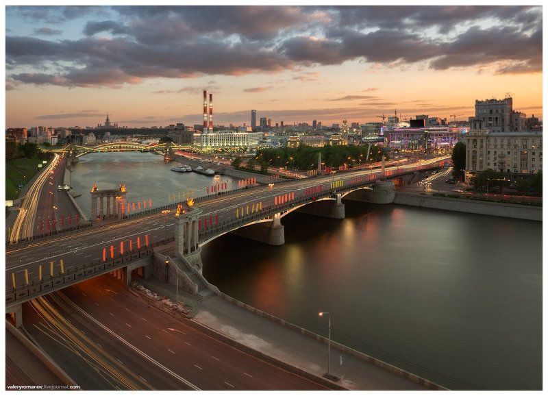 Moscow, асфальт, город, городской пейзаж, закат, москва, москва-река, мост, облака, огни, пейзаж, розовый, треки Вид на Бережковскую набережную, Москва фото превью